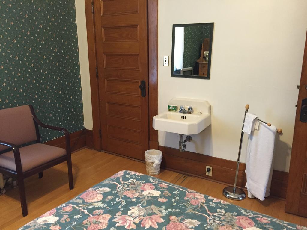 Le Petit Chateau Montebello B&B Pokoj fotografie