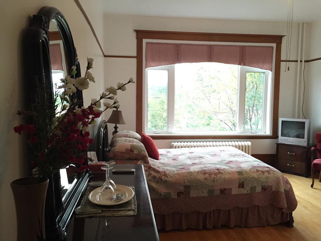 Le Petit Chateau Montebello B&B Pokoj fotografie
